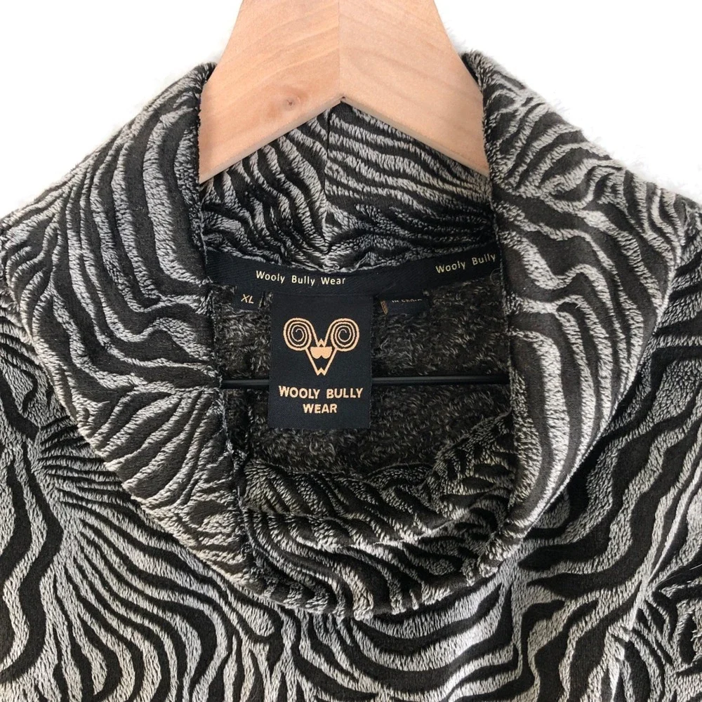 WOOLY BULLY WEAR Cowl Neck Fleece Top Women's Sz XL Black Gray Pullover Tiger‎